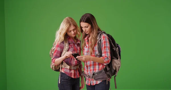 Yeşil Ekranda Yönergeleri Almak Iki Kadın Backpackers Kullanarak Telefon — Stok fotoğraf