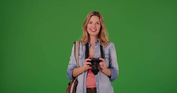 Mulher Caucasiana Meia Idade Com Câmera Sorrindo Tela Verde — Fotografia de Stock