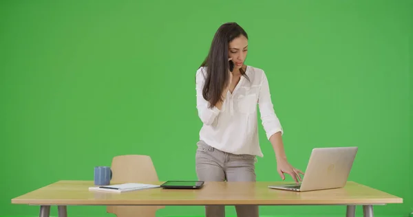 Hispanische Geschäftsfrau Telefoniert Und Benutzt Laptop Auf Grünem Bildschirm — Stockfoto