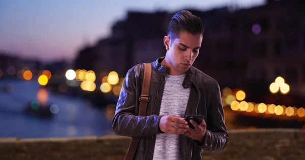 Hispanic Duizendjarige Man Zoekt Cellphone Brug Venetië Nacht — Stockfoto