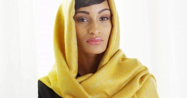 美丽的非洲女人金头围巾在明亮的房间里 — 图库照片