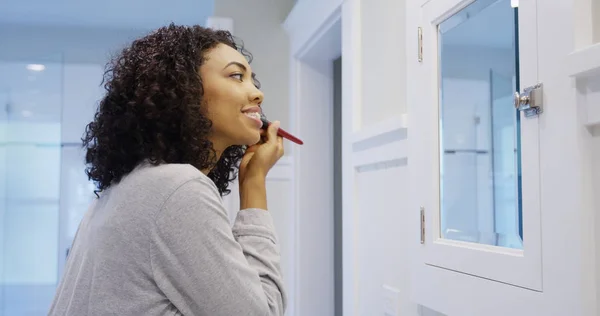 Bella Giovane Donna Africana Che Applica Trucco Fondazione — Foto Stock