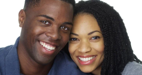 恋爱中的年轻黑人夫妇头靠在一起 — 图库照片