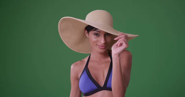 Bella Donna Nera Bikini Cappello Sole Sullo Schermo Verde — Foto Stock