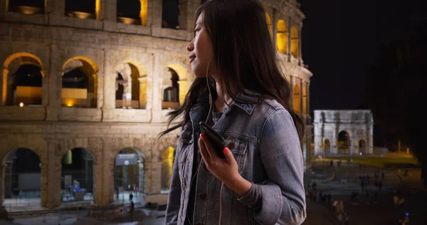 Nahaufnahme Glücklicher Millennials Beim Musikhören Mit Dem Handy Italien — Stockfoto