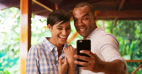 Černý Pár Bere Selfie Oslavu Jejich Zasnoubení — Stock fotografie