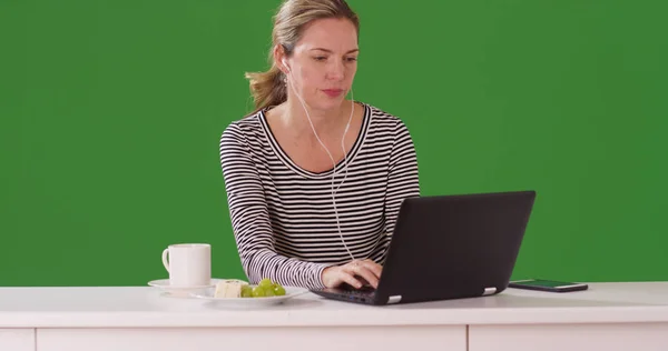 Laptop Yeşil Ekran Üzerinde Mutfakta Çalışan Beyaz Kadın — Stok fotoğraf
