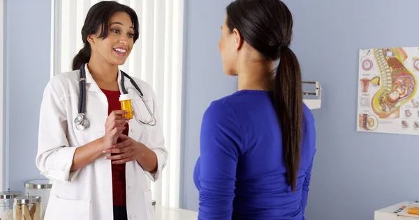 Hispanic Gynecologist Talking African Patient New Prescription — Stock Photo, Image