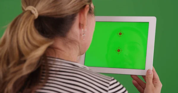 Blanke Vrouw Tablet Met Chromakey Vertoning Groen Scherm — Stockfoto