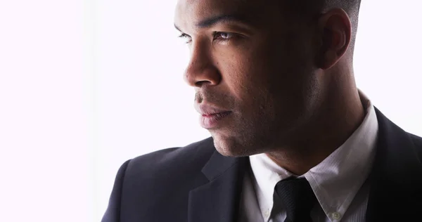 Bir Takım Elbise Giymiş Yakışıklı Siyah Adamın Profili — Stok fotoğraf