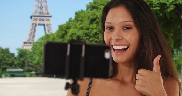 Turismo Mujer París Francia Usando Selfie Stick Cerca Torre Eiffel —  Fotos de Stock