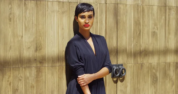 Mujer Negra Vestido Apoyado Contra Pared Disfrutando Luz Del Sol —  Fotos de Stock