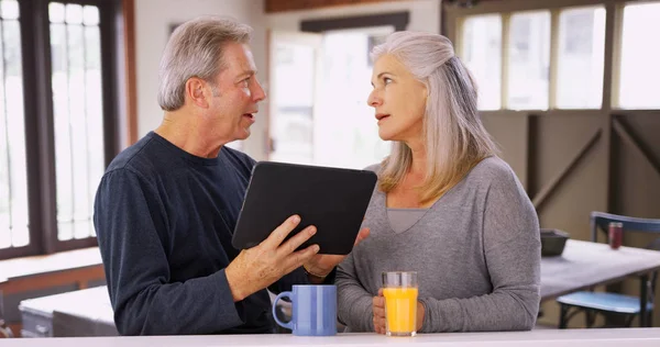 Tablet Bilgisayar Kahvaltı Sırasında Arayan Yaşlı Çift — Stok fotoğraf