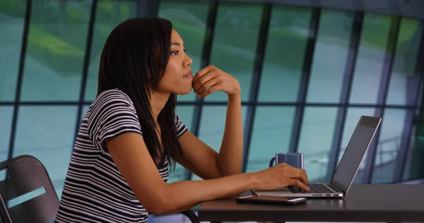 Zwarte Vrouw Buitenshuis Met Koffie Typen Haar Laptop — Stockfoto