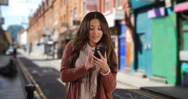 Mujer Latina Lindo Uso Aplicación Teléfono Inteligente Para Direcciones — Foto de Stock