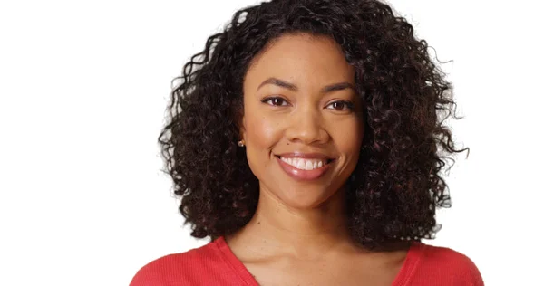 Portret African American Panienka Uśmiecha Się Kamery Czarno Białych Przestrzeni — Zdjęcie stockowe