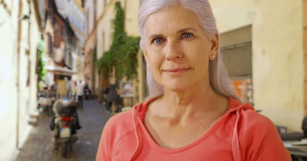 Retrato Sonriente Una Linda Mujer Madura Una Pequeña Calle Roma — Foto de Stock