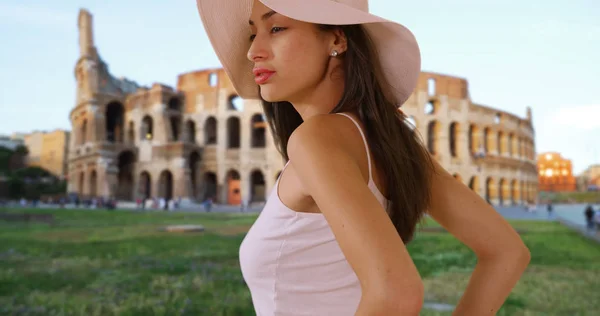 Mulher Hispânica Bonita Chapéu Sol Disquete Perto Coliseu Romano Sorrindo — Fotografia de Stock