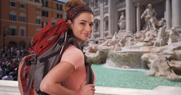 Mujer Caucásica Turista Mochilero Alrededor Roma Posando Cerca Fontana Trevi — Foto de Stock