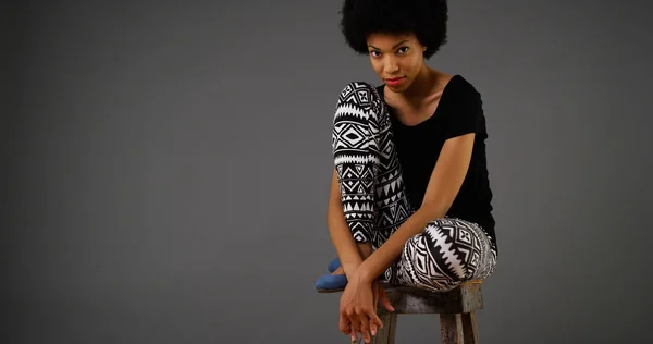 Mujer Negra Sentada Taburete — Foto de Stock