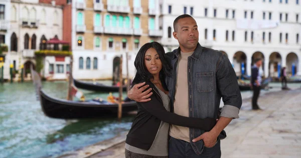 African American Couple Take Beautiful Atmosphere While Venice Italy — Stock Photo, Image