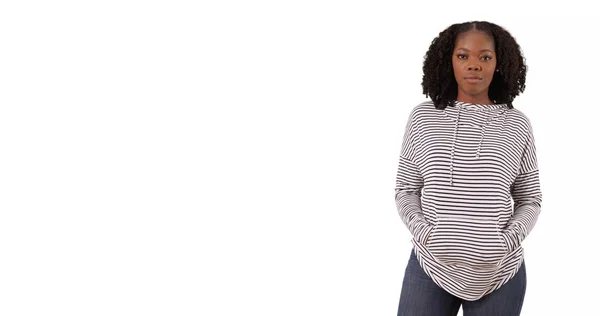 Retrato Casual Mulher Negra Atraente Posando Fundo Branco — Fotografia de Stock