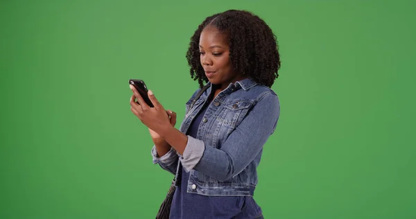 Encantadora Mensajería Femenina Negra Teléfono Pantalla Verde — Foto de Stock
