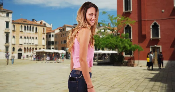 Felice Attrattiva Femminile Ascoltando Musica Ballando Strada Venezia — Foto Stock