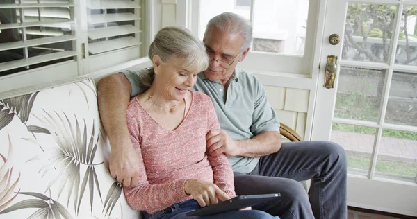 Elderly Couple Relaxing Using Tablet Couch Home — Stock Photo, Image
