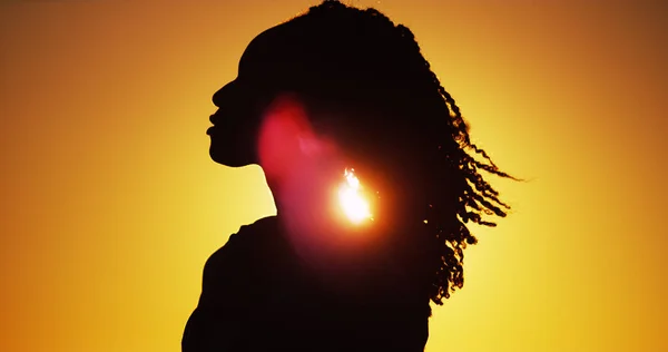 Vackra Silhuett Afrikanska Kvinna Som Står Vid Solnedgången — Stockfoto