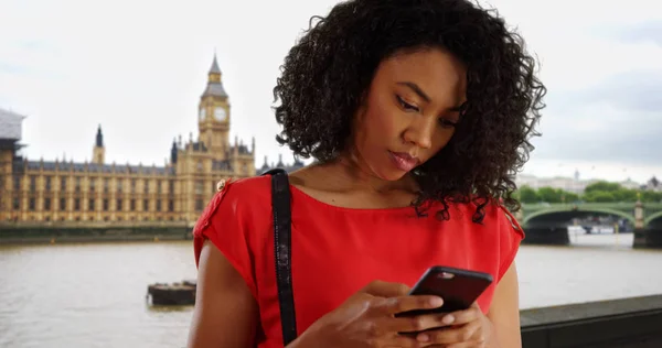 Turista Negra Vacaciones Londres Mensajería Texto Con Vista Big Ben —  Fotos de Stock