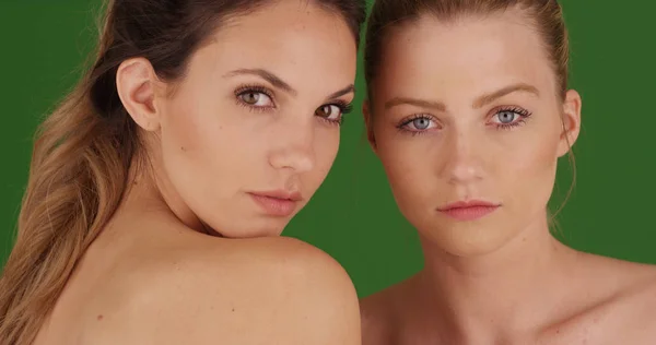 Atrakcyjne Młode Modelki Pozowanie Makijażu Zielony Ekran — Zdjęcie stockowe