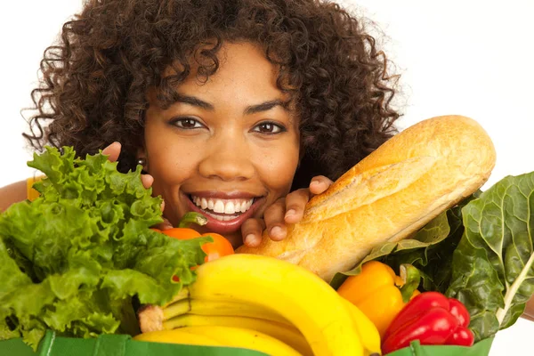 Close Jovem Mulher Africana Sorrindo Com Produtos Alimentares Saco Supermercado — Fotografia de Stock