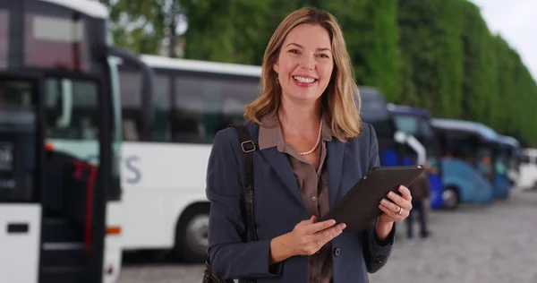 Professionele Vrouw Een Formele Pak Met Behulp Van Draagbare Tablet — Stockfoto