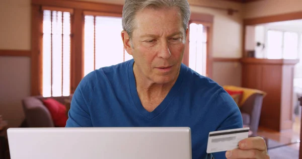 Caucásico Hombre Mediana Edad Haciendo Una Compra Línea —  Fotos de Stock