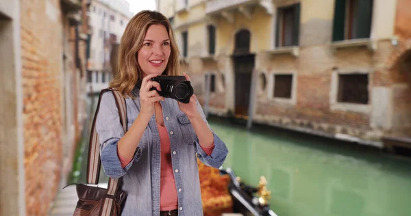 Reisefotograf Venedig Beim Fotografieren Draußen Lächelnd — Stockfoto