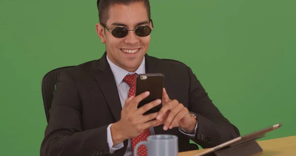 Yeşil Ekran Üzerinde Cep Telefonu Kullanarak Adamı — Stok fotoğraf