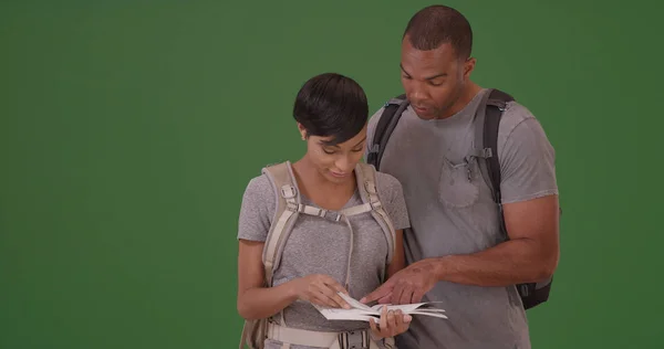一对黑人夫妇在绿色屏幕上寻找方向 — 图库照片