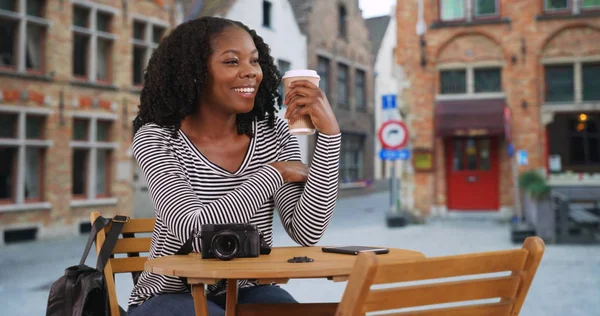 Hübsche Schwarze Frau Genießt Eine Tasse Kaffee Brügge Schaut Sich — Stockfoto