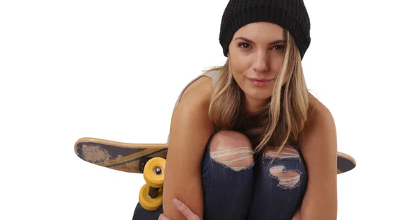 Χιλιετή Κορίτσι Μαύρο Σκουφί Και Εκμετάλλευση Skateboard Χτυπητός Κάμερα — Φωτογραφία Αρχείου