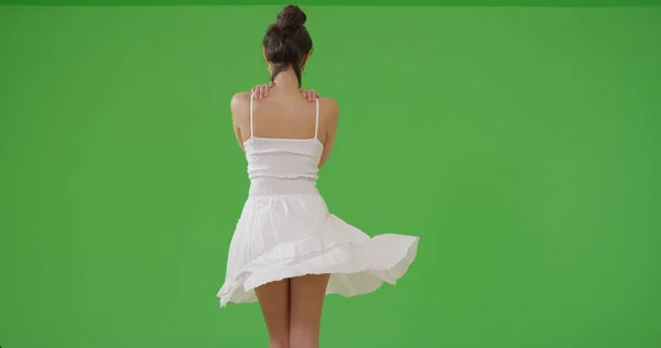 一个拉丁女孩在绿色的屏幕上穿着太阳裙跳舞 — 图库照片