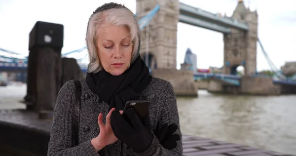 Mulher Mais Velha Turista Londres Usando Telefone Celular Lado River — Fotografia de Stock