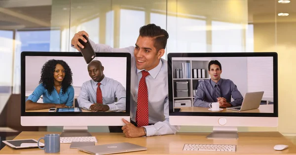 与同事在视频会议上搭配手机自拍的商人 — 图库照片