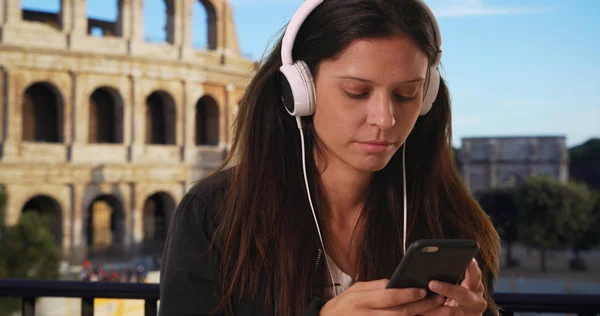 Mujer Turista Milenaria Enviando Mensajes Texto Mientras Visita Coliseo Roma —  Fotos de Stock