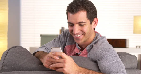 Homem Feliz Mensagens Texto Smartphone — Fotografia de Stock