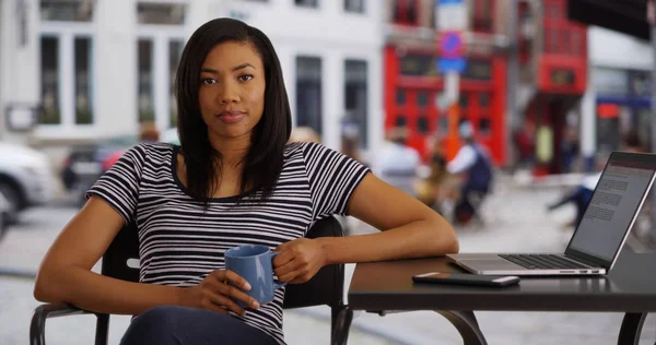 Retrato Mujer Negocios Negra Aire Libre Con Café Tomando Descanso — Foto de Stock