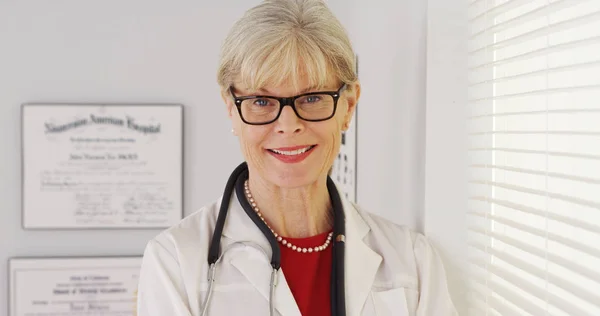 Maduro Mulher Médico Sorrindo — Fotografia de Stock