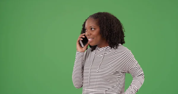 Jovem Afro Americana Falando Telefone Tela Verde — Fotografia de Stock