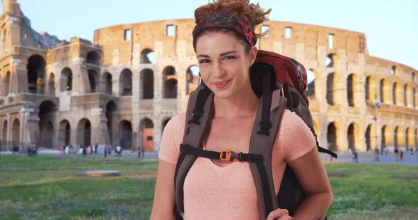 Mochilero Saludable Mujer Blanca Activa Cerca Del Coliseo Roma Italia — Foto de Stock