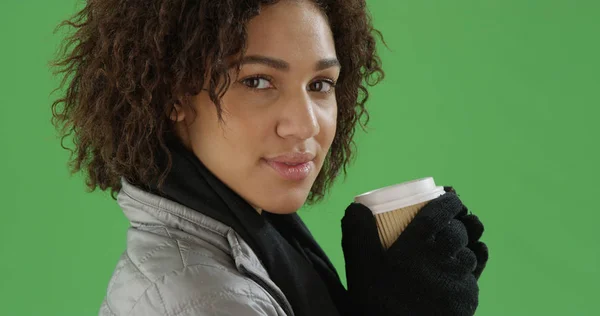 Millennial Afrikanisch Amerikanische Frau Mit Kaffee Blickt Kamera Auf Grünem — Stockfoto